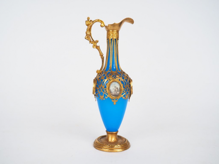 Aiguière Charles X en opaline bleue, monture en laiton doré agrémentée