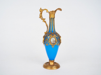 Vente aux enchères Aiguière Charles X en opaline bleue, monture en laiton doré agrémentée