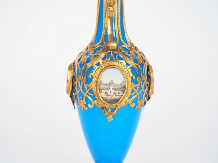 Aiguière Charles X en opaline bleue, monture en laiton doré agrémentée