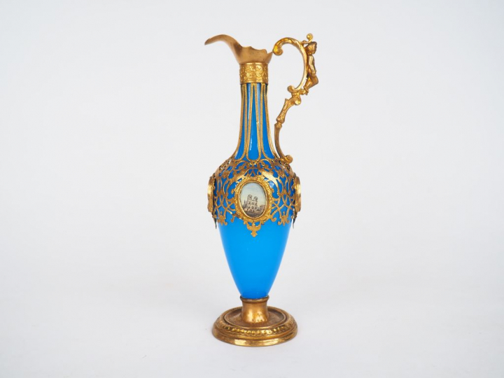 Aiguière Charles X en opaline bleue, monture en laiton doré agrémentée