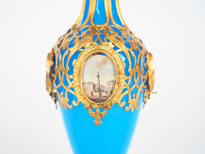 Aiguière Charles X en opaline bleue, monture en laiton doré agrémentée