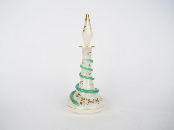 Flacon XIXème en opaline blanche et verte à décor de serpent.  H. 26,5