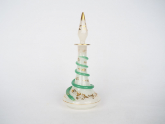 Vente aux enchères Flacon XIXème en opaline blanche et verte à décor de serpent.  H. 26,5