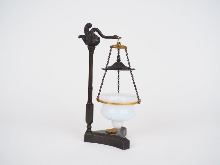 Veilleuse Charles X en opaline blanche et bronze à patine brune, à déc