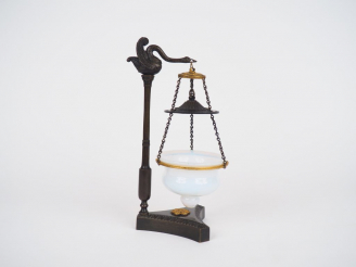 Vente aux enchères Veilleuse Charles X en opaline blanche et bronze à patine brune, à déc