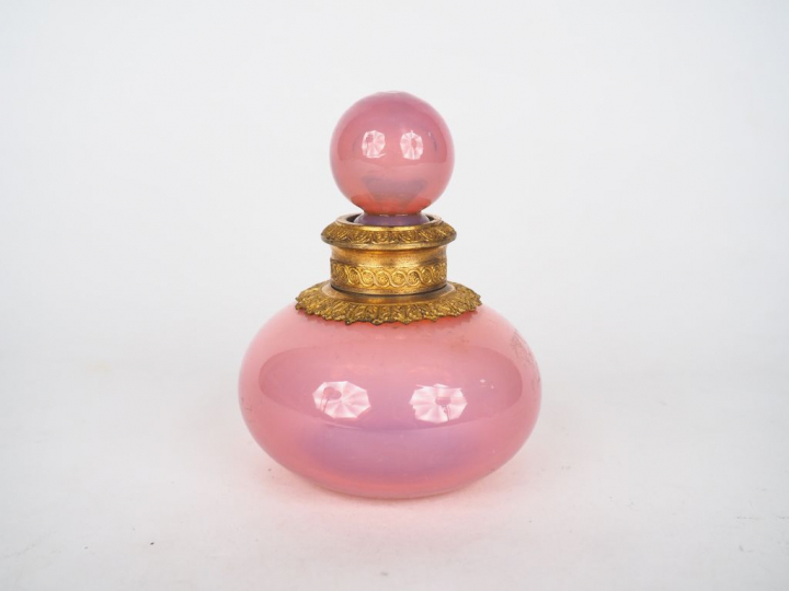 Flacon Charles X en opaline "gorge de pigeon". H. 11 ,5 cm (Restaurati