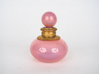 Vente aux enchères Flacon Charles X en opaline "gorge de pigeon". H. 11 ,5 cm (Restaurati