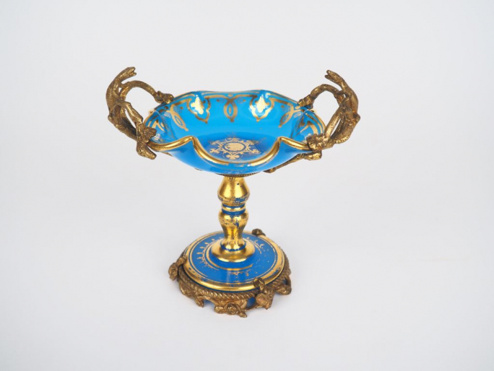 Baguier XIXème en opaline bleue, à décor doré, monture en laiton à déc