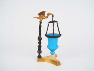 Vente aux enchères Veilleuse XIXème en opaline bleue. Support en bronze à double patine e