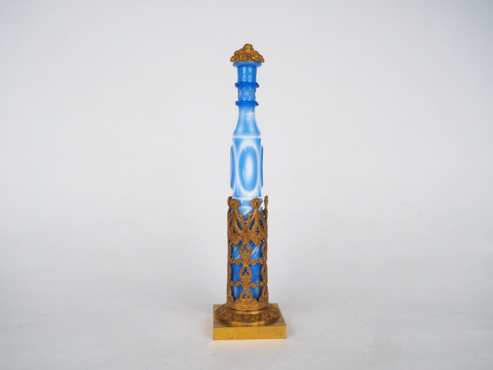 Flacon XIXème en overlay bleu et blanc, monture en laiton doré. H. 30 