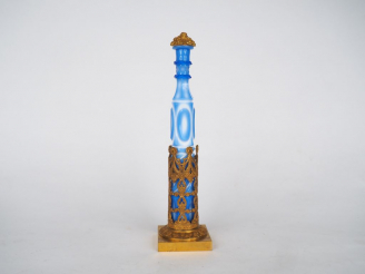 Vente aux enchères Flacon XIXème en overlay bleu et blanc, monture en laiton doré. H. 30 