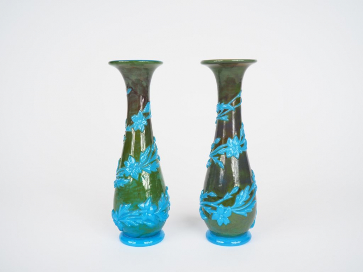 Paire de vases XIXème en opaline verte et bleue, à décor de fleurs en 