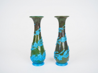 Vente aux enchères Paire de vases XIXème en opaline verte et bleue, à décor de fleurs en 