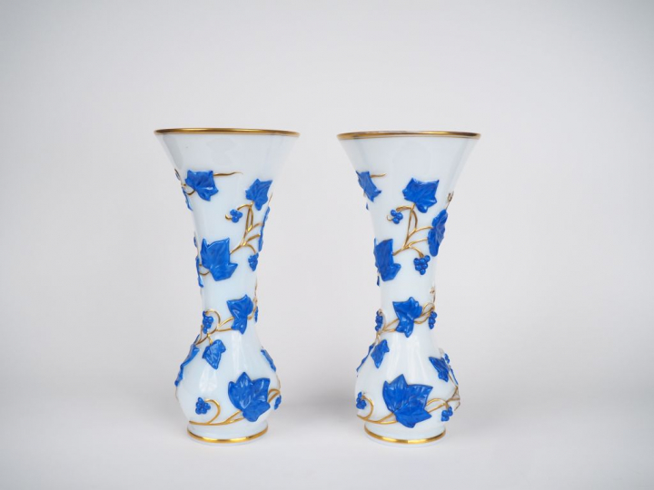 Paire de vases cornet XIXème en opaline, à décor de liserés bleus et d