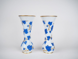 Vente aux enchères Paire de vases cornet XIXème en opaline, à décor de liserés bleus et d
