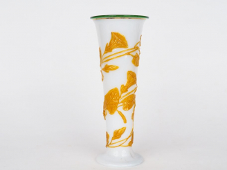 Vente aux enchères Vase cornet XIXème en opaline blanche, décor en relief de fleurs jaune