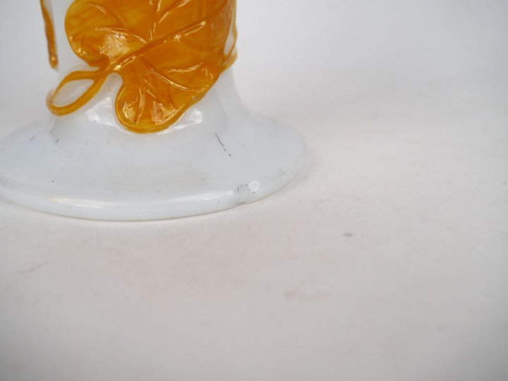 Vase cornet XIXème en opaline blanche, décor en relief de fleurs jaune