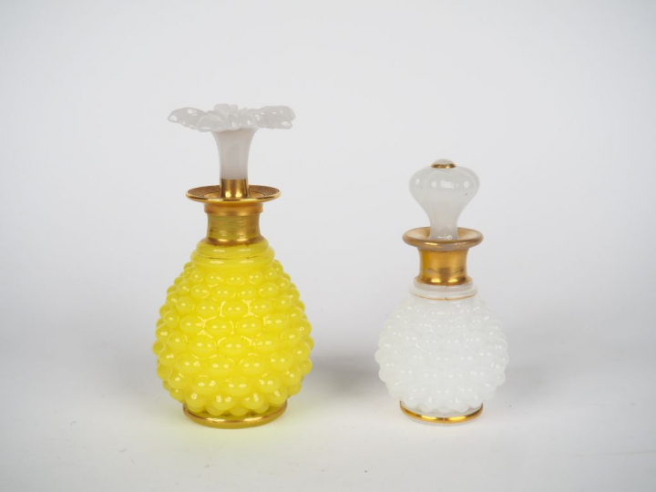 Flacon XIXème en opaline jaune jonquille et blanche. Flacon XIXème en 