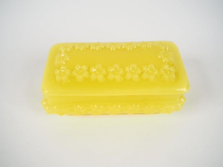 Boite XIXème en opaline jaune jonquille. (Petite égrenure).