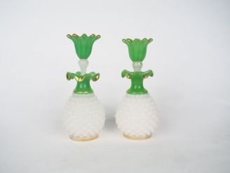 Vente aux enchères Paire de flacons XIXème en opaline blanche et verte.  H. 21 cm (Egrenu