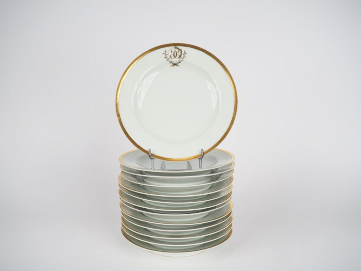 13 assiettes XIXème en porcelaine blanche de Paris à décor de liseré e