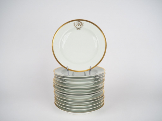 Vente aux enchères 13 assiettes XIXème en porcelaine blanche de Paris à décor de liseré e