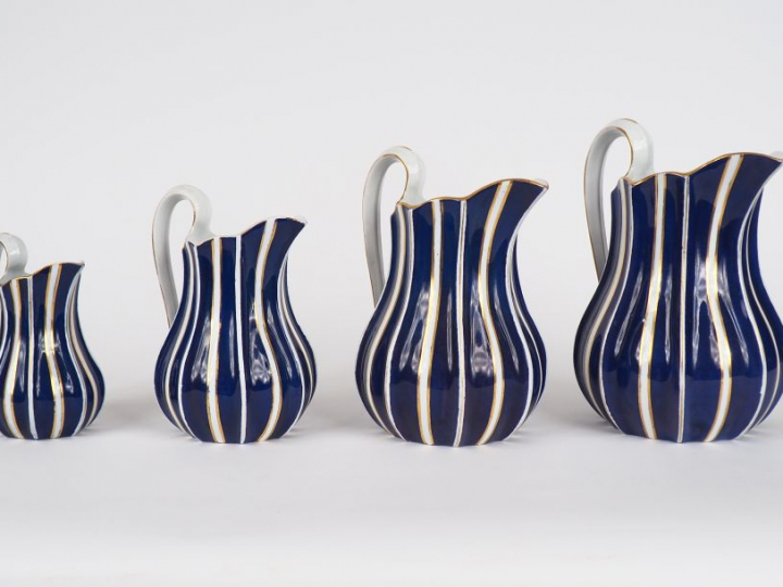 Suite de 4 verseuses en porcelaine anglaise à décor de liserés blancs 