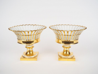Vente aux enchères 	Paire de jardinières XIXème en porcelaine de Paris, blanche et dorée.