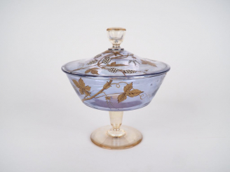 Vente aux enchères Drageoir Napoléon III en cristal mauve à décor émaillé de mûres en bla