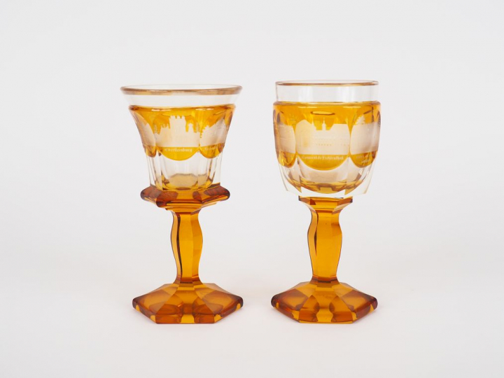 2 verres à vin du Rhin XIXème en cristal gravé translucide et ambré à 