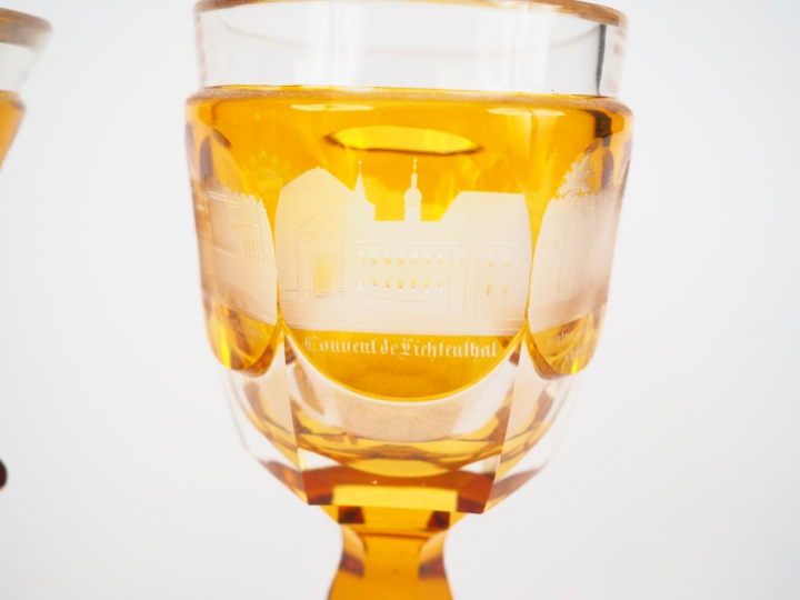 2 verres à vin du Rhin XIXème en cristal gravé translucide et ambré à 