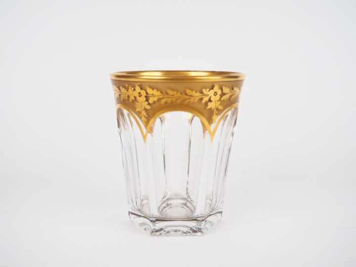 Grand verre en cristal à décor émaillé et doré de feuillage et de fleu