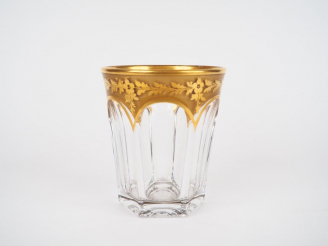 Vente aux enchères Grand verre en cristal à décor émaillé et doré de feuillage et de fleu