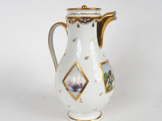 Vente aux enchères 	Grande verseuse XIXème en porcelaine de Paris, à décor polychrome dan