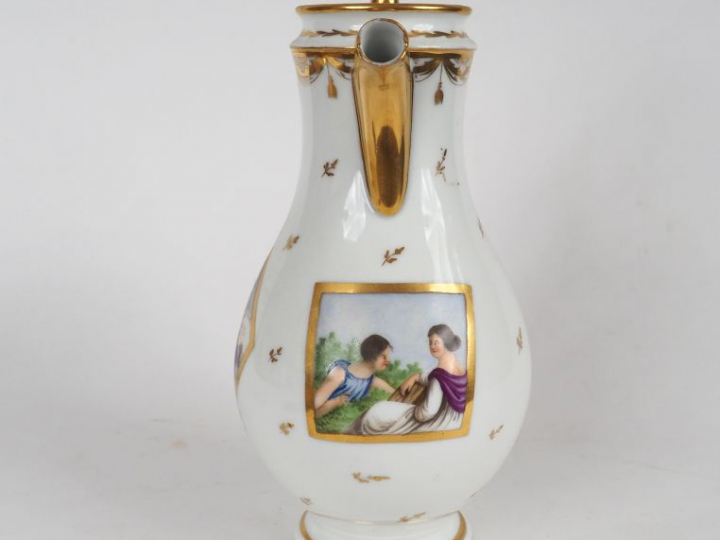	Grande verseuse XIXème en porcelaine de Paris, à décor polychrome dan