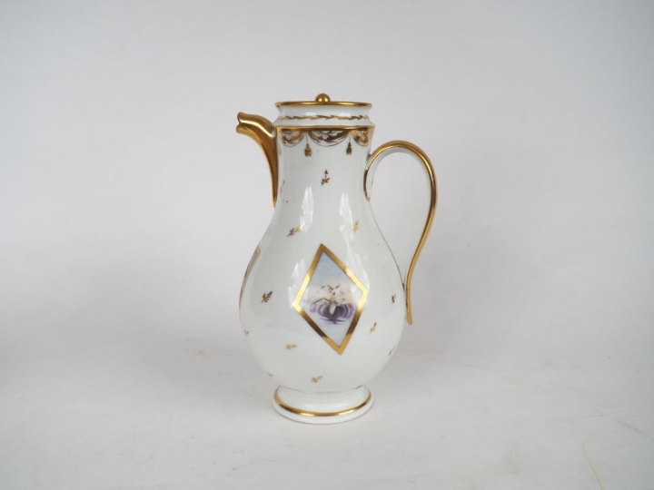 	Grande verseuse XIXème en porcelaine de Paris, à décor polychrome dan