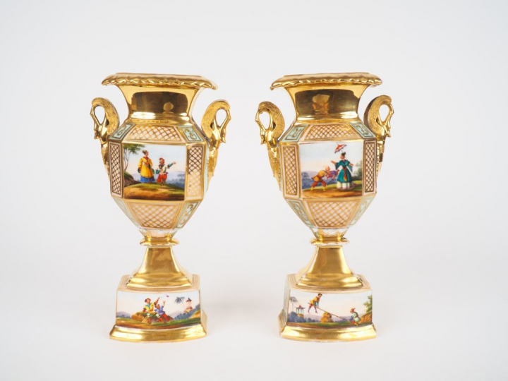 	Paire de vases Restauration en porcelaine à décor de personnages Extr