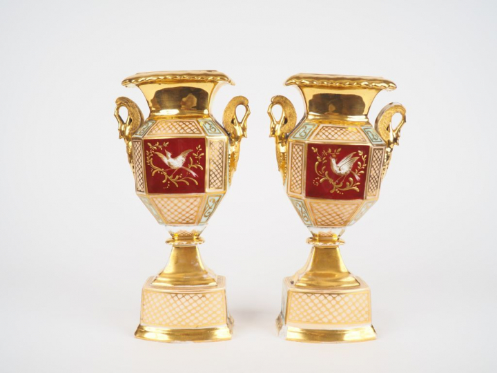 	Paire de vases Restauration en porcelaine à décor de personnages Extr