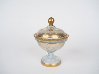 Vente aux enchères Drageoir Charles X en cristal légèrement opalescent, à décor émaillé d