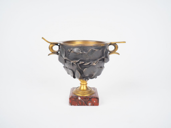 Vase XIXème en bronze à patine brune et dorée, à décor de feuillage et