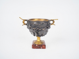 Vente aux enchères Vase XIXème en bronze à patine brune et dorée, à décor de feuillage et