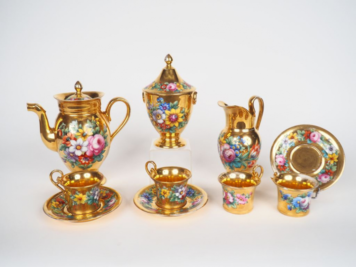 Service à café fin XIXème en porcelaine de Paris, à décor de bouquet e
