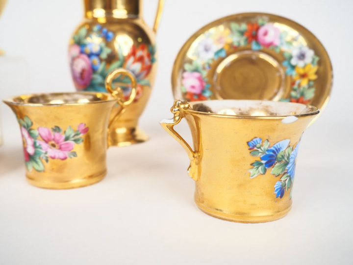 Service à café fin XIXème en porcelaine de Paris, à décor de bouquet e