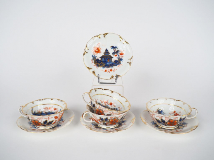 4 tasses et sous tasses à thé Napoléon III en porcelaine à décor de st