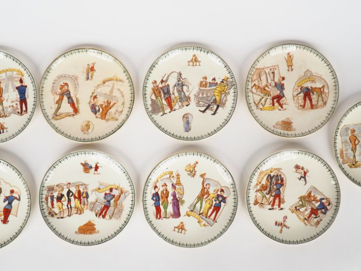 Suite de 9 assiettes fin XIXème en faïence fine de Choisy le Roi à déc