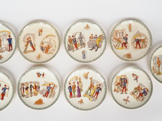 Vente aux enchères Suite de 9 assiettes fin XIXème en faïence fine de Choisy le Roi à déc
