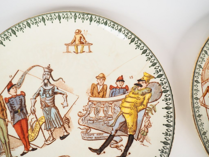 Suite de 9 assiettes fin XIXème en faïence fine de Choisy le Roi à déc