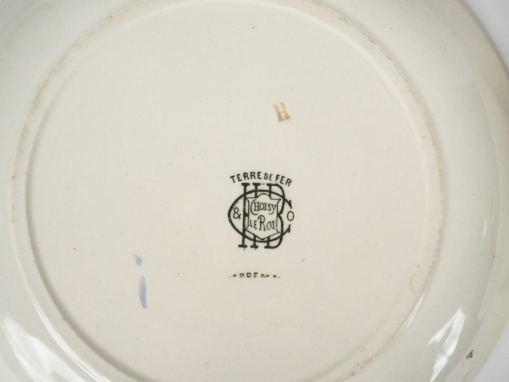 Suite de 9 assiettes fin XIXème en faïence fine de Choisy le Roi à déc