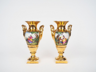 Vente aux enchères Paire de vases Restauration en porcelaine de Paris, à décor dans des r