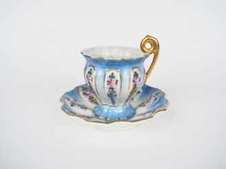 Vente aux enchères Déjeuner et son présentoir 1900 à décor de fleurs polychromes sur fond